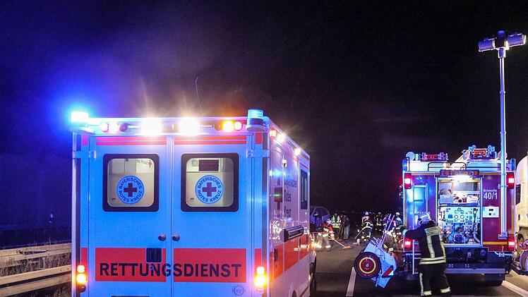 Bei einem Unfall auf der A3 im Kreis Würzburg verlor ein Lkw-Fahrer sein Leben. Drei weitere Menschen wurden teils schwer verletzt. Symbolbild: Merzbach/News5