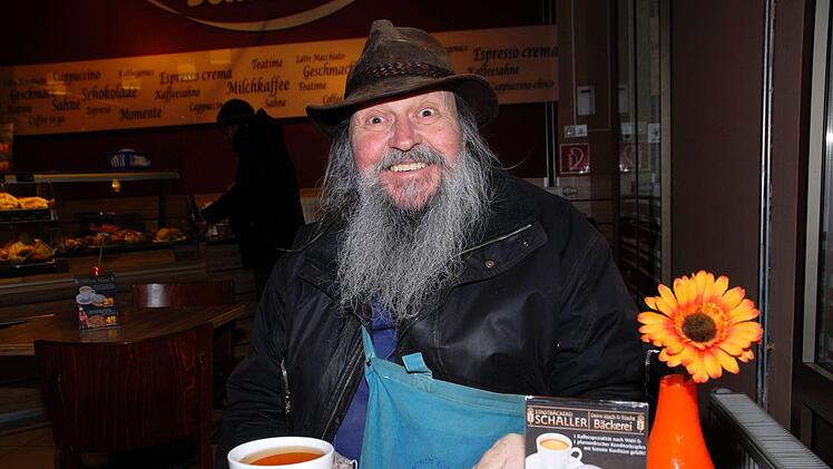 Ab und zu gönnt sich Alfred einen Tee in einer Bäckerei. Foto: Nikolas Pelke