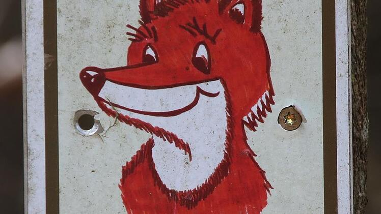 Ein Fuchs weist auf dem Natur- und Kulturlehrpfad den Weg.