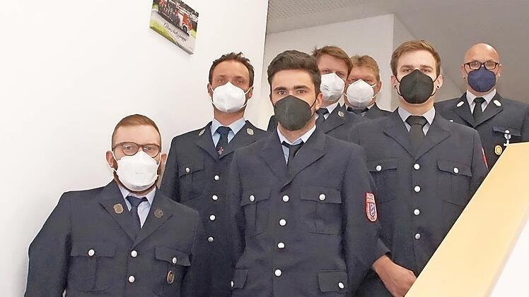 Benedikt Sebald (links) und Pascal Hauptmann (3.v.l.) üben nach reibungsloser Neuwahl nun das Amt des Ersten beziehungsweise Zweiten Kommandanten der Freiwilligen Feuerwehr Eggenbach und Umgebung aus. Nicht im Bild ist Maria Leicht, die neue Dritte Kommandantin.