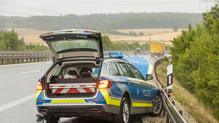 Polizeiauto total beschädigt: Einsatzfahrt endet in Leitplanke