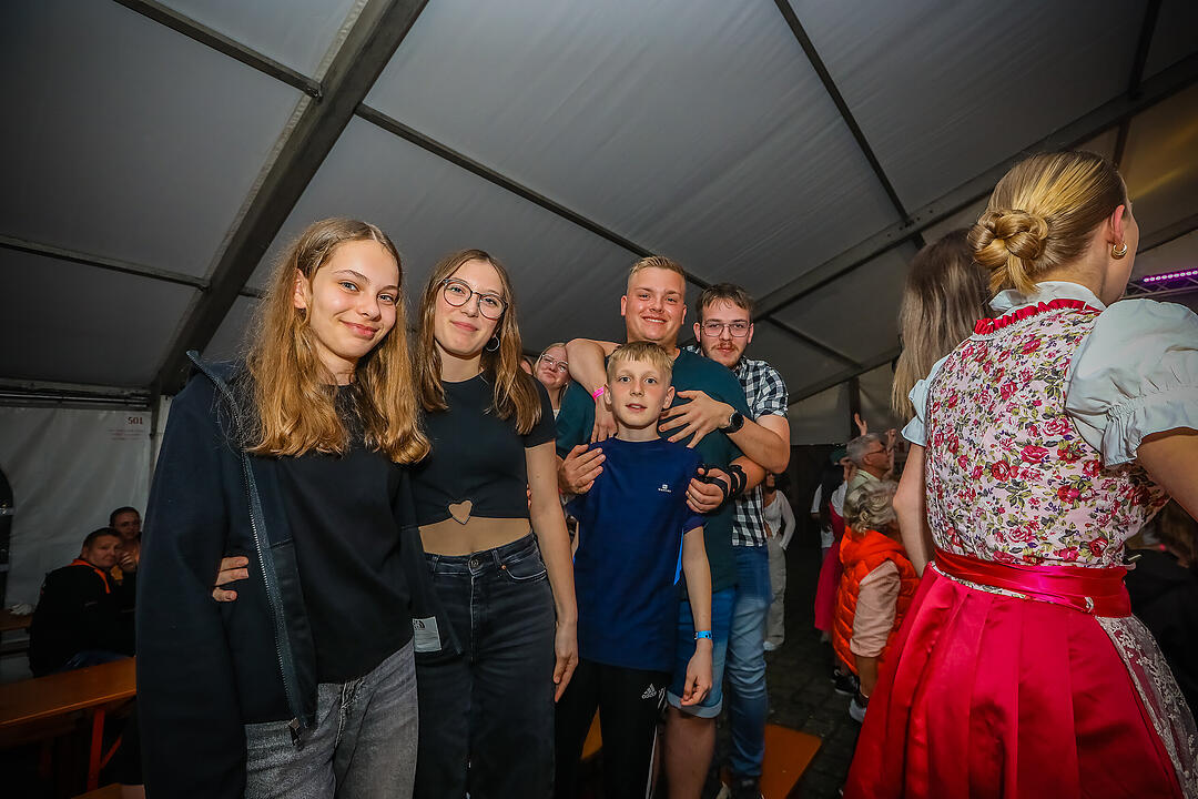 Samstagsparty im Festzelt!