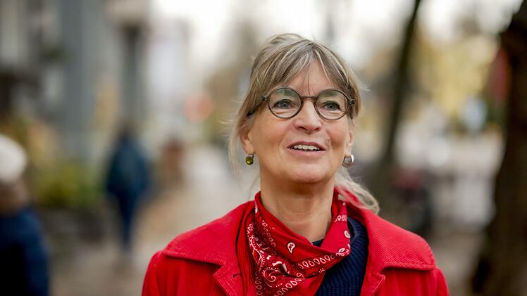 Die Journalistin Katrin Schwahlen m&ouml;chte mit 68 Jahren nicht au&szlig;en vor bleiben, sie ist beruflich voll aktiv.