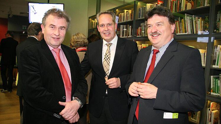 Sehen in dem Kochbuch eine tolle Werbung für die Genussregion Oberfranken: (von links) Pressecks Bürgermeister Siegfried Beyer, Markus Stodden von der Kulmbacher Brauerei und Landrat Klaus Peter Söllner.