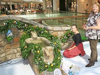 Christina Jacob und Renate Stodolka (r.) schmückten den Egloffsteiner Osterbrunnen. Fotos: Reinhard Löwisch