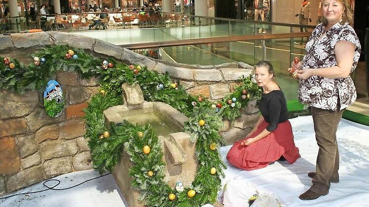 Christina Jacob und Renate Stodolka (r.) schmückten den Egloffsteiner Osterbrunnen. Fotos: Reinhard Löwisch