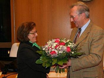 Blumen zum Abschied: Zweite Bürgermeisterin Romana Gensel und Erster Bürgermeister Andreas Schlund Foto: Werner Baier