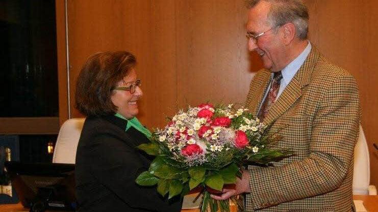 Blumen zum Abschied: Zweite Bürgermeisterin Romana Gensel und Erster Bürgermeister Andreas Schlund Foto: Werner Baier