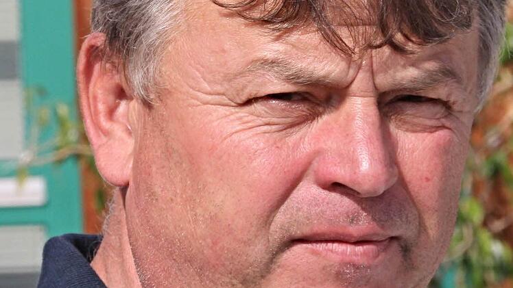 Wilfreid Schmidt sagt: "Das Auto ist fertig, es muss weg und ein anderes her. Kein Privatmann würde in so eine alte Karre nur noch einen Euro reinstecken." Foto: Helmut Will