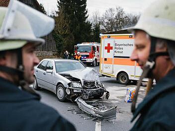 Viel Blech wurde bei dem Unfall in Beikheim am Freitagnachmittag beschädigt, bei den Insassen der Wagen halten sich die Verletzungen zum Glück in Grenzen.  Foto: Hendrik Steffens