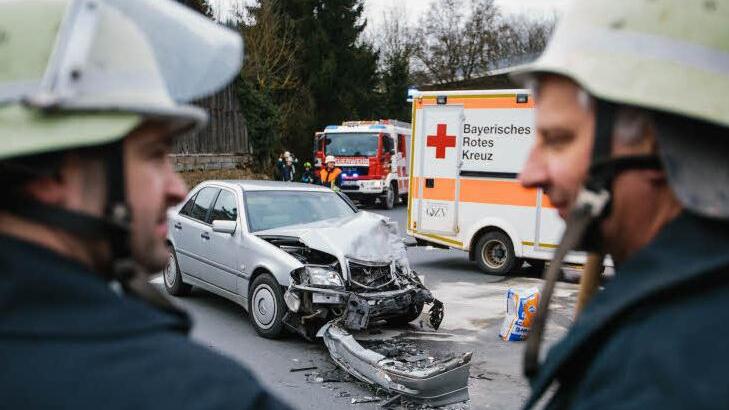 Viel Blech wurde bei dem Unfall in Beikheim am Freitagnachmittag beschädigt, bei den Insassen der Wagen halten sich die Verletzungen zum Glück in Grenzen.  Foto: Hendrik Steffens