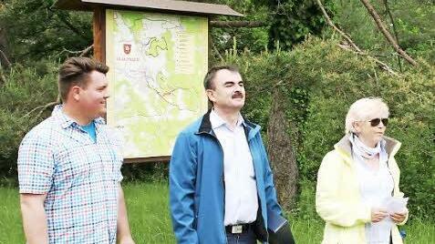 Birgit Waldner, Bürgermeister Harald Hofmann und Marcus Lipsius (von rechts) stellten an der neuen Infotafel die neuentdeckten, alten Wanderwege rund um Nüdlingen vor. Foto: Werner Vogel