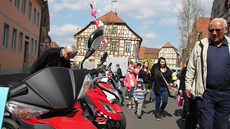 Die Zweiradsaison hat begonnen: Motorroller in der Veit-Stoß-Straße. Foto: Archiv/Thomas Malz