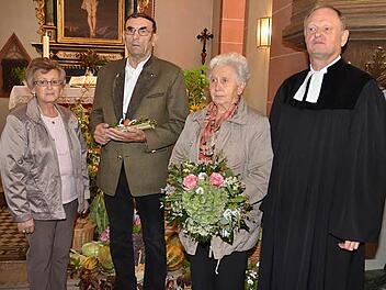Verabschiedung von Lektor Heinrich Härtlein in der St. Marienkirche in Burkersdorf. Von links, Vertrauensfrau Renate Ammon, Heinrich Härtlein, dessen Ehefrau Ingrid und Pfarrer Reinhold König.  Foto: Karl-Heinz Hofmann
