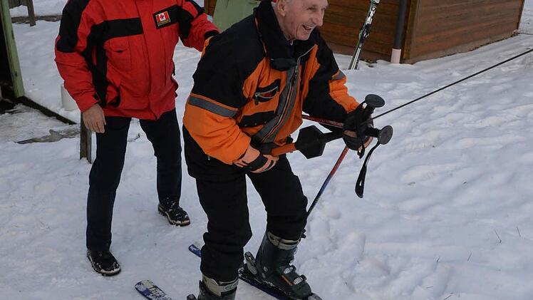 Skiclub-Veteranen beim Lift-Test