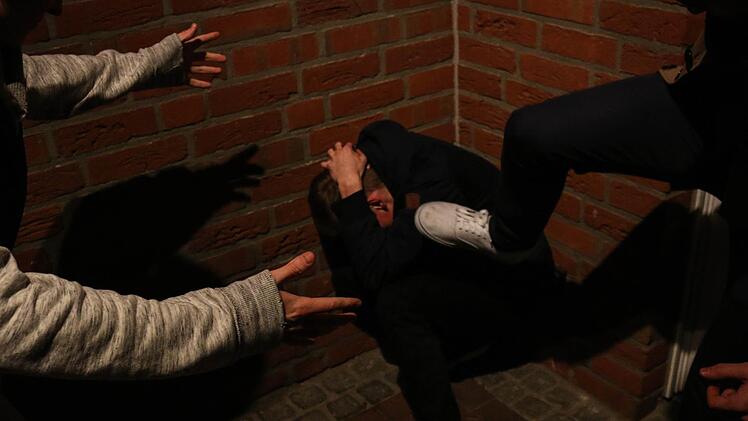 In Coburg wurde ein junger Mann durch Tritte gegen den Kopf schwer verletzt. Symbolbild: Daniel Karmann/ dpa