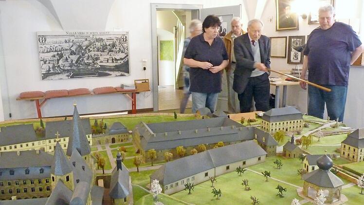 Peter Deuerling lässt an einem Modell der ehemaligen Abtei Geschichte für die Besucher lebendig werden. Foto: Corinna Tübel