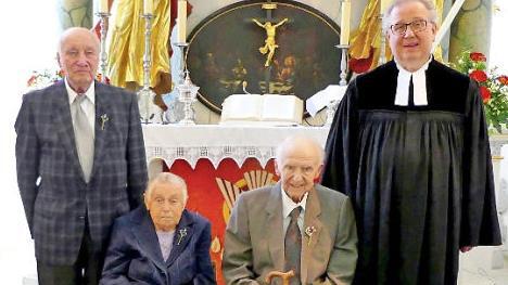 Jubel-Konfirmation wurde in der Trebgaster Johanneskirche gefeiert. Vor 80 Jahren gingen zum ersten Mal zum Tisch des Herrn (von links) Martin Oetter, Margarete Ringlein und Heinrich Sonntag, mit im Bild Pfarrer Peter Ahrens. Foto: Dieter Hübner