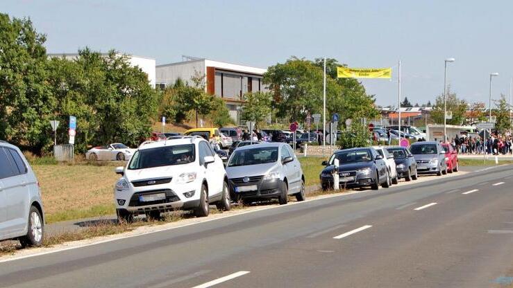Wenn an der Höchstadter Realschule der Unterricht endet, stauen sich - wie an anderen Schulen auch - die Fahrzeuge der Eltern.  Foto: Andreas Dorsch