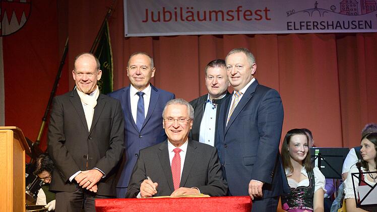 Bayerns Innenminister Joachim Hermann ist Schirmherr des 1200-jährigen Jubiläums von Elfershausen. Bei seinem Besuch zum Eröffnungsabend des Jubiläums trägt er sich ins Goldene Buch der Gemeinde ein. Foto: Melanie Edelmann