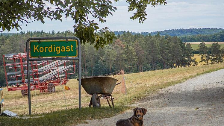 Unweit des kleinen Örtchens liegt der Weiler Kordigast. Dort betreibt Elisabeth Göring zusammen mit ihrem Sohn einen Erlebnishof.
