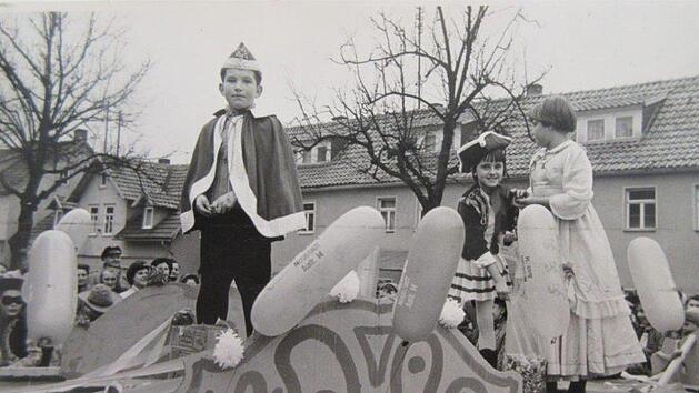Ein Wagen mit dem Prinzenpaar führte den Neustadter Kinderfaschingsumzug 1960 an.