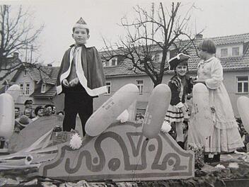 Ein Wagen mit dem Prinzenpaar führte den Neustadter Kinderfaschingsumzug 1960 an.