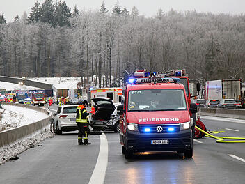 A3, Weibersbrunn - Massenkarambolage durch Glätte