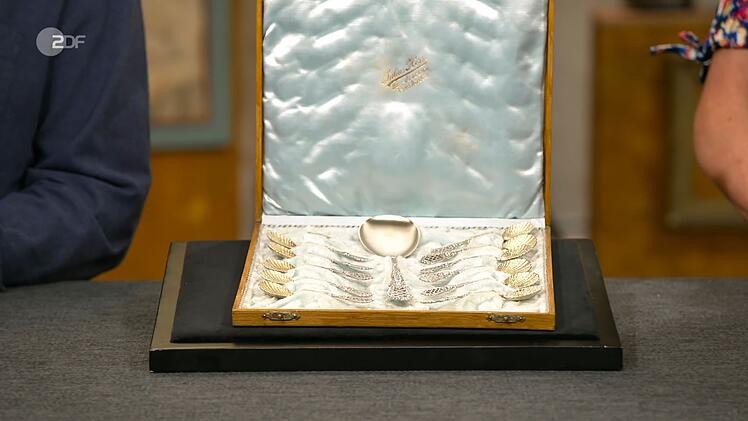 Bei dem Eislöffel-Set von Carsten aus Krefeld fehlte ein Teil. Dr. Rezepa-Zabel bestätigte dennoch den Preiswunsch von 250 Euro.