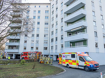 Zimmerbrand im 7. Obergeschoss: 51-j&auml;hrige Frau leblos aus Wohnung gerettet und reanimiert