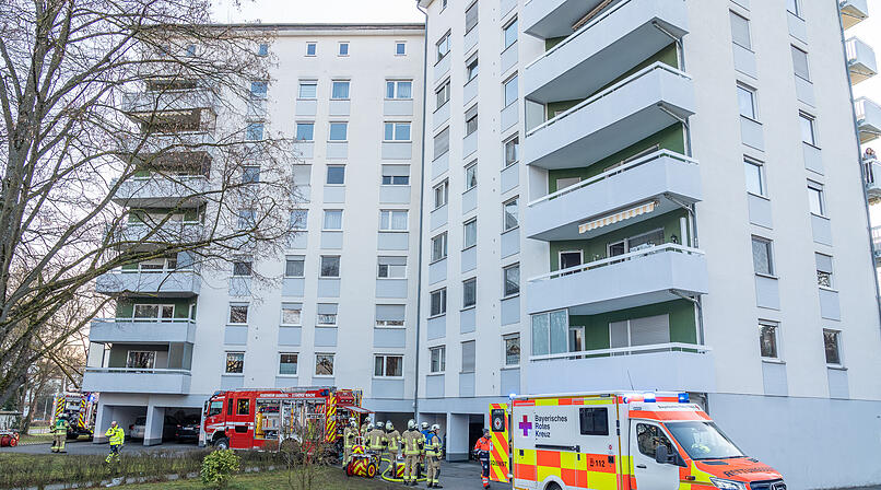Zimmerbrand im 7. Obergeschoss: 51-j&auml;hrige Frau leblos aus Wohnung gerettet und reanimiert