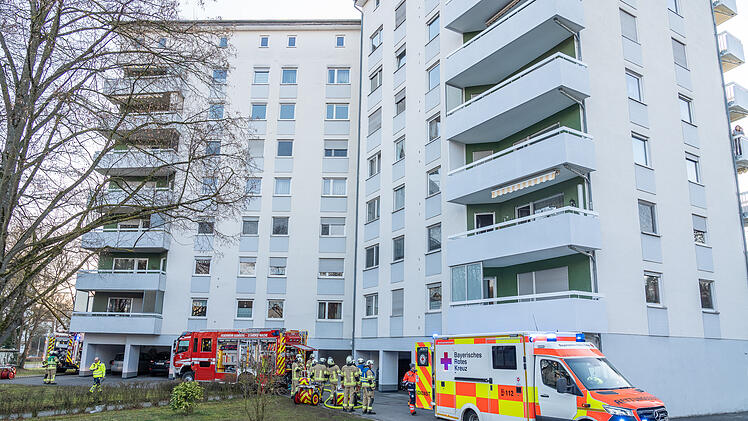 Zimmerbrand im 7. Obergeschoss: 51-j&auml;hrige Frau leblos aus Wohnung gerettet und reanimiert