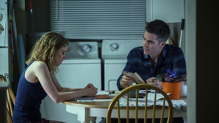 Finanzielle Sorgen: James (Chris Pine) und seine Frau Brianne (Gillian Jacobs) besprechen, wie es mit der Familie weitergeht.