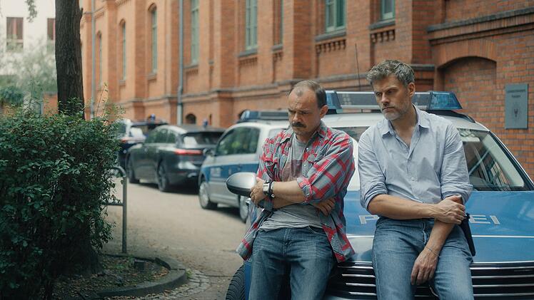 Der Vater der ermordeten Yvonne, Ronny Winkler (Konstantin Lindhorst, links), kann den Verlust seiner Tochter nur schwer verkraften. Kriminalhauptkommissar Max Zeller (Jens Atzorn) erhofft sich dennoch wichtige Informationen von ihm.