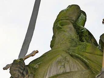 Auch Kilian und sein Brunnen inmitten des Marktplatzes haben eine Sanierung nötig.  Foto: Diana Fuchs