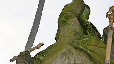 Auch Kilian und sein Brunnen inmitten des Marktplatzes haben eine Sanierung nötig.  Foto: Diana Fuchs