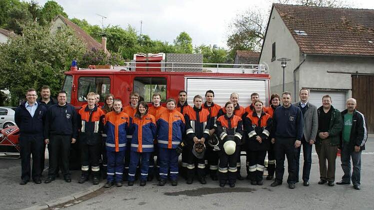 Zur Leistungsprüfung in unterschiedlichen Stufen traten in Weisbrunn Aktive Feuerwehrleute und Jungfeuerwehrler an. Foto: sw