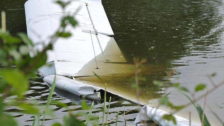 Einige zehntausend Euro Schaden dürfte bei dem Flugunfall in Haßfurt entstanden sein. Foto: Brigitte Krause