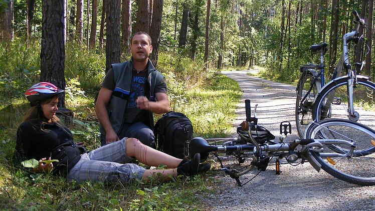 Unfälle von Sportlern oder Arbeitern, wie hier in der Schauübung des Roten Kreuzes, sind in bayerischen Wäldern nahezu an der Tagesordnung.