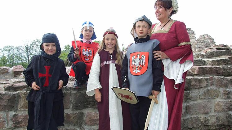 Große und kleine Besucher haben auf der Osterburg ihren Spaß. Foto: Marion Eckert