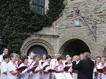 Unter der Leitung von Dirigent Frieder Apel hatte der Gesangverein 1865 Lauenstein auch ganz moderne Stücke von DJ Ötzi und den Zillertalern einstudiert. Foto: Simone Büttner