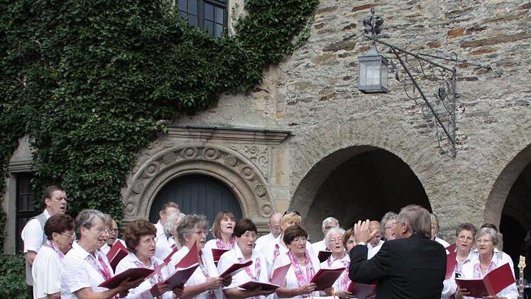 Unter der Leitung von Dirigent Frieder Apel hatte der Gesangverein 1865 Lauenstein auch ganz moderne Stücke von DJ Ötzi und den Zillertalern einstudiert. Foto: Simone Büttner