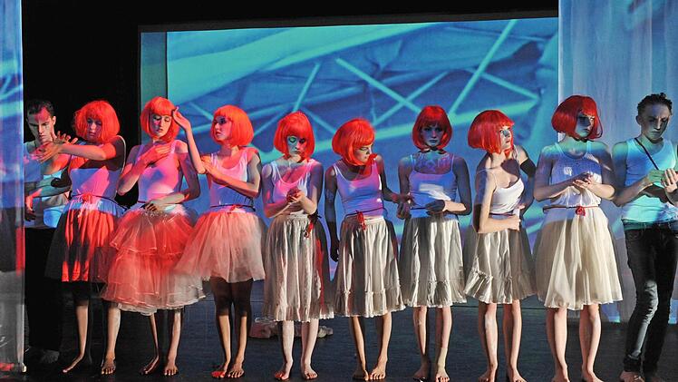 Szene aus "Tristan und Isolde" mit dem Jugendclub des Landestheaters in der Reithalle.Foto: Andrea Kremper