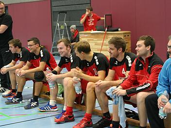 Ganz entspannt können die Eberner Handballer, von links Trainer Matthias Batzner (stehend), Johannes Geuß, Sebastian Görtler, Thomas Müller, Josef Weiß, Moritz Bauer, Robert Witzgall und Franz Weis, als Meister die letzten drei Saisonspiele angehen. Doch sie wollen ihre Erfolgsserie fortsetzen.