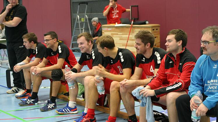 Ganz entspannt können die Eberner Handballer, von links Trainer Matthias Batzner (stehend), Johannes Geuß, Sebastian Görtler, Thomas Müller, Josef Weiß, Moritz Bauer, Robert Witzgall und Franz Weis, als Meister die letzten drei Saisonspiele angehen. Doch sie wollen ihre Erfolgsserie fortsetzen.