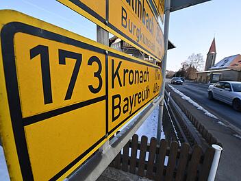 Mit dem Neubau der Bundesstraße 173 im Abschnitt Michelau-Zettlitz sollen über 75 Prozent der Verkehrsbelastung aus Hochstadt verbannt werden. Der Ort ist aber in der Frage der Trassenführung gespalten. Foto: Ronald Rinklef