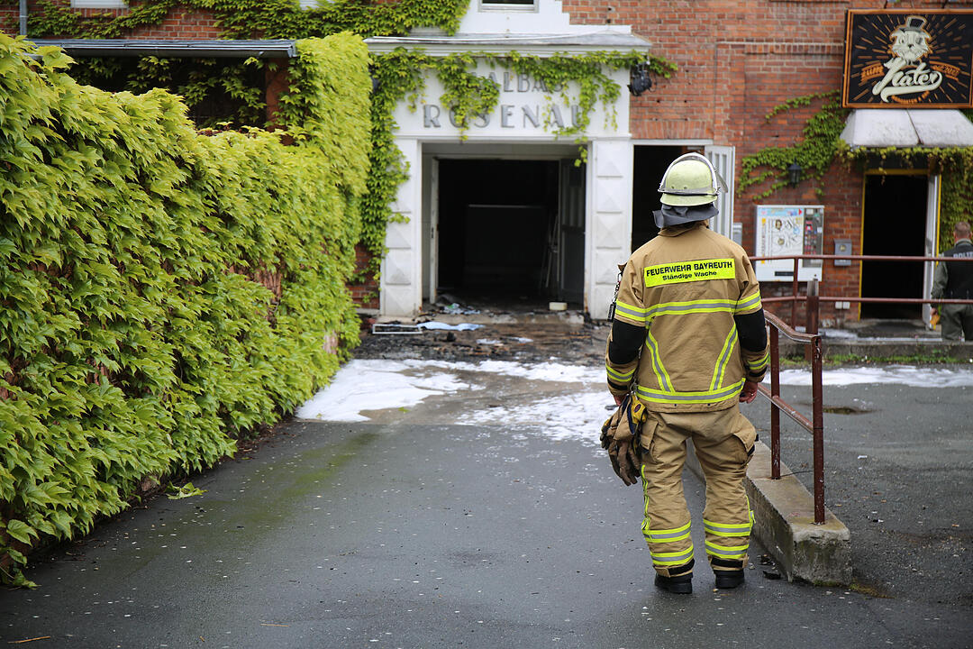 Bayreuth: Der Tag nach dem verheerenden Gro§brand - Brandermittler der Polizei nehmen Arbeit auf