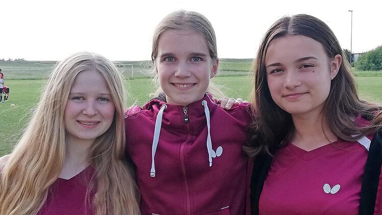 Die zweite Mädchenmannschaft des TSV Unterlauter wurde souverän Meister in der Oberfrankenliga. Das Bild zeigt die erfolgreichen Spielerinnen (von links): Lisa Fischer, Lena Görs und Michelle Reiter. Es fehlt: Isabell Sommer Foto: Hans Franz