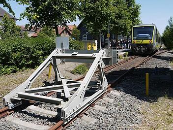 Noch ist hier Schluss: Wenn auch nicht geradewegs vom Bahnhof aus weiter, so bleibt ein Bahn-Lückenschluss Richtung Thüringen über Bad Rodach eine denkbare Variante. Ob die Sache wirklich machbar ist, soll bald ein Raumordnungsverfahren prüfen. Der Landkreis Coburg würde es sich wünschen, dass sich auch der Freistaat Bayern finanziell an dieser Untersuchung beteiligt.