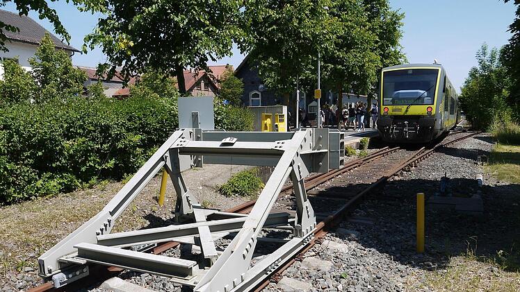 Noch ist hier Schluss: Wenn auch nicht geradewegs vom Bahnhof aus weiter, so bleibt ein Bahn-Lückenschluss Richtung Thüringen über Bad Rodach eine denkbare Variante. Ob die Sache wirklich machbar ist, soll bald ein Raumordnungsverfahren prüfen. Der Landkreis Coburg würde es sich wünschen, dass sich auch der Freistaat Bayern finanziell an dieser Untersuchung beteiligt.